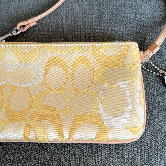 🌼💛Vintage Y2K pale yellow signature coach wristlet/wallet! 💛🌼 - Picture 9 of 12